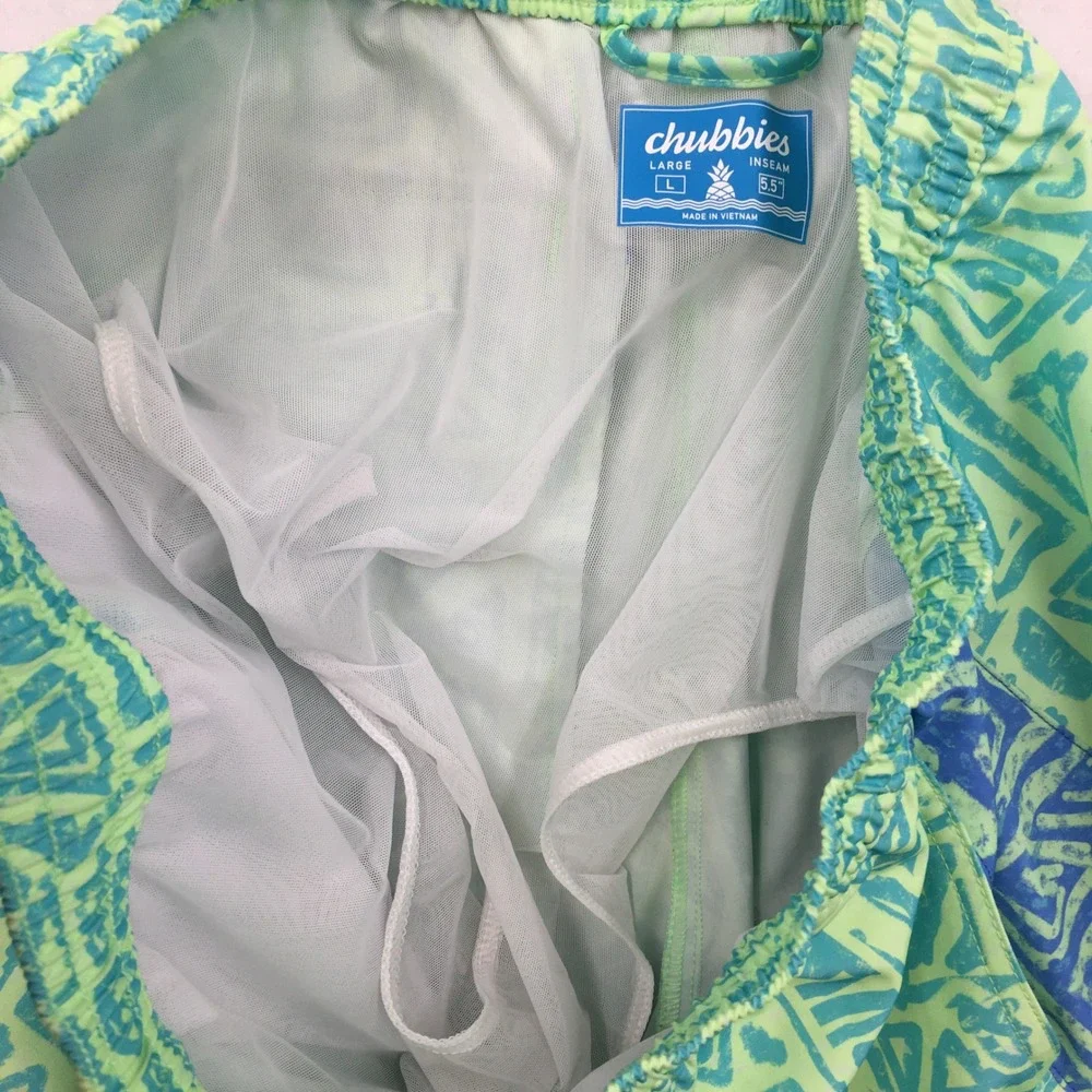 Chubbies Mens Swim Trunks Large 5.5 Inseam Green Blue Tiki Tribal Board Shorts